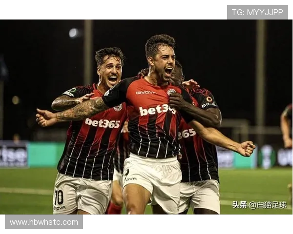 足球明星A持续出场创新纪录，球队竞争力增强争夺冠军