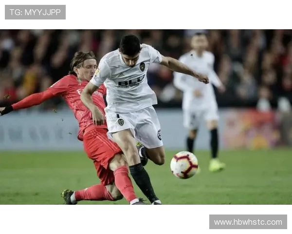 奥斯梅恩与因莫比莱:全能中锋与禁区终结者的战术角色对比 奥斯梅恩与因莫比莱:全能中锋与禁区终结者的战术角色对比